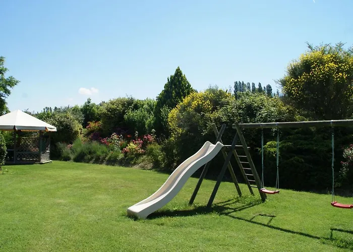 In With Pool & Garden Nyaraló